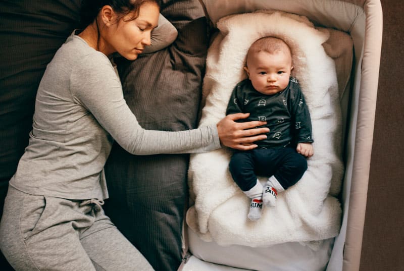 Cama compartilhada ajuda mães e bebês a dormirem melhor
