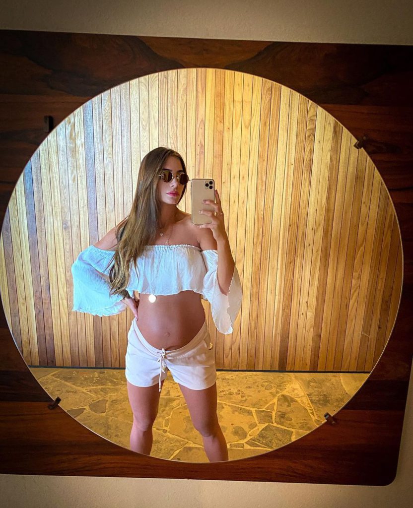 Look gestante verão da Romana Novais, esposa do Alok