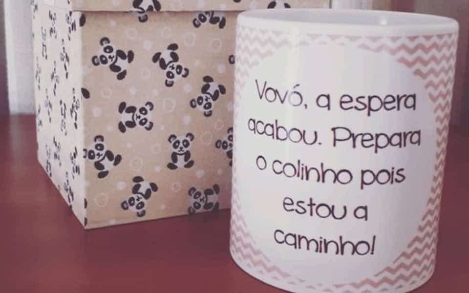 Um ótima maneira de anunciar a gravidez é com uma caneca personalizada