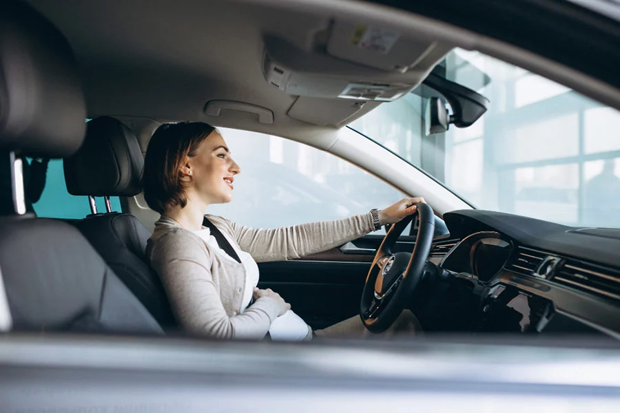 Grávida pode dirigir, sim, e ficar toda feliz ao volante!