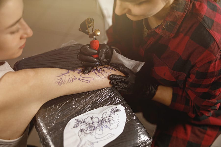 Afinal, grávida pode tatuar? Neste post desvendamos a questão!