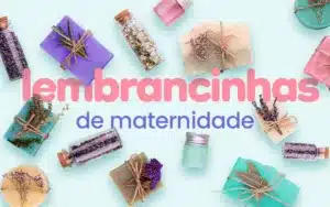 Lembrancinhas de maternidade espalhadas sobre fundo verde