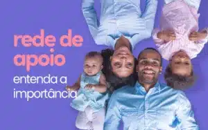 Família deitada sobre fundo colorido com o texto: Rede de apoio, entenda a importância.