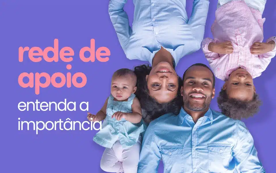 Família deitada sobre fundo colorido com o texto: Rede de apoio, entenda a importância.