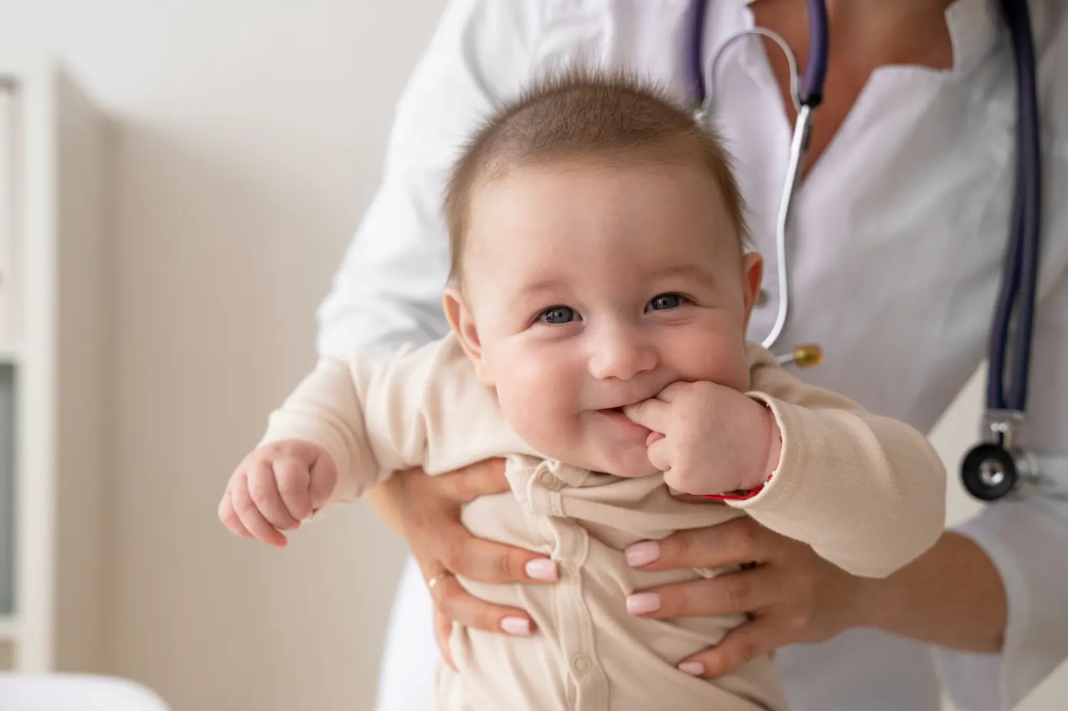 Mãe e filha juntas em uma consulta pediátrica.