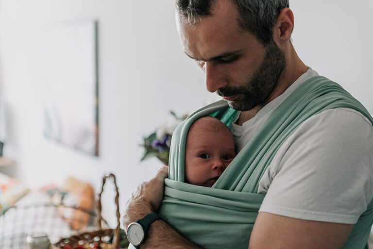 pai com carregador de bebe