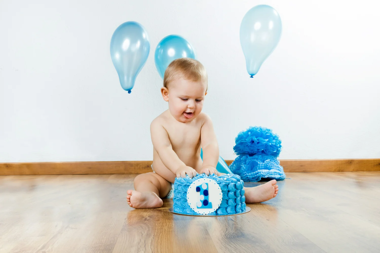 Criança brincando com bolinho, representando temas para mesversário masculino