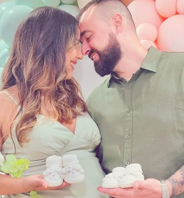 Casal feliz com a gravidez de gêmeos.