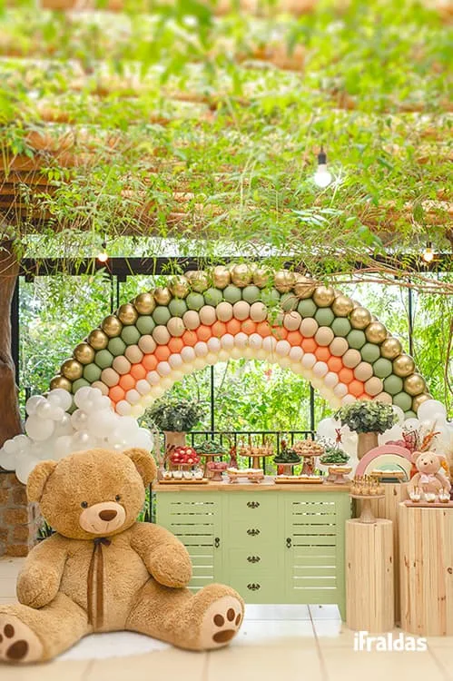 Painel para chá de bebê com balões e folhagens