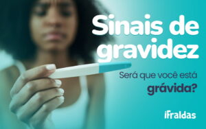 Após sinais de gravidez, mulher segura o teste.