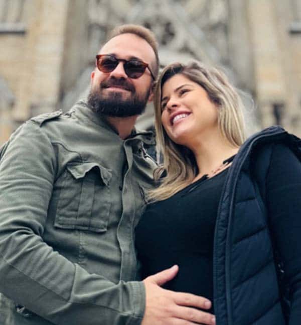 Marido com as mãos sobre a barriga da esposa grávida