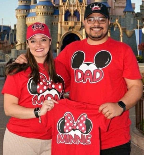 Mulher grávida e marido felizes na Disney