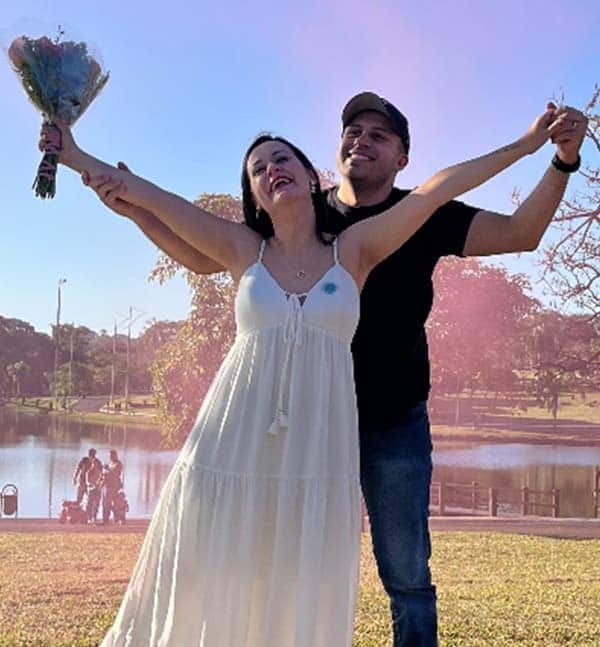 Casal comemorando a menina no chá revelação