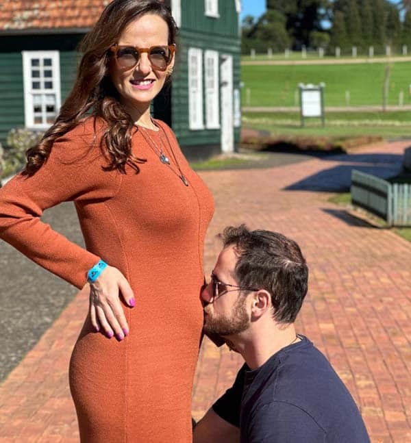 Marido beijando a barriga da esposa grávida