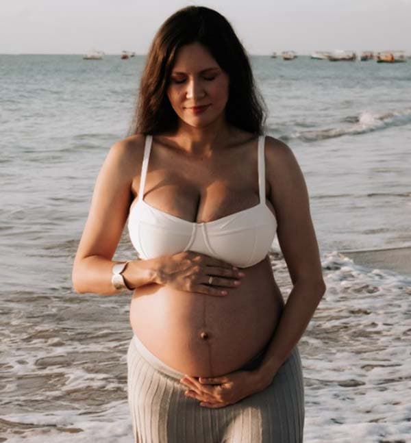 Mulher grávida na praia